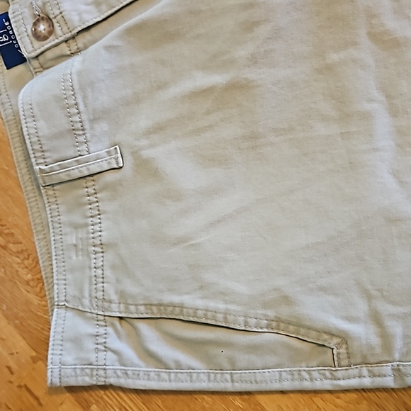 Mens tan cargo shorts. Size 42 - Picture 4 of 8